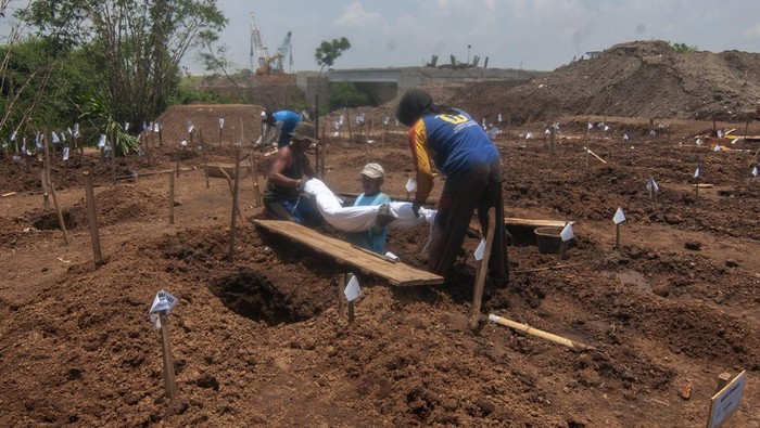Pekerja memindahkan jeazah ke tempat pemakaman yang baru di Beku, Karanganom, Klaten, Jawa Tengah, Kamis (29/2/2024). Sebanyak 302 makam dipindahkan ke lokasi baru karena terdampak pembangunan Tol Solo-Yogyakarta. ANTARA FOTO/Aloysius Jarot Nugroho/aww.