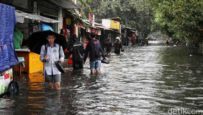 Penampakan Banjir yang Merendam Kawasan Tanjung Priok Sejumlah warga melintas di area banjir kawasan Jalan Gaya Motor , Sungai Bambu, Tanjung Priok, Jakarta, Kamis (29/2/2024).