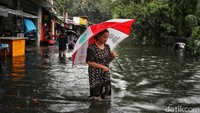 Banjir setinggi lutut orang dewasa itu terjadi sejak dini hari karena hujan deras.