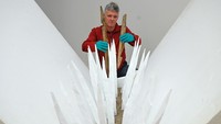 Markus Wittköpper, pemulih barang antik, memperlihatkan kayu runcing dari parit pertahanan Romawi (abad ke-1 M) di Mainz, Jerman.   