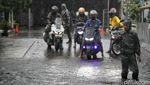 Pengendara Motor Nekat Terobos Banjir di Tanjung Priok
