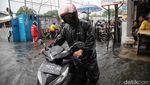 Pengendara Motor Nekat Terobos Banjir di Tanjung Priok
