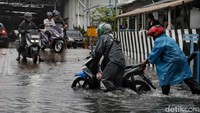 BPBD DKI Jakarta menghimbau warga untuk berhati-hati terhadap bahaya banjir. 