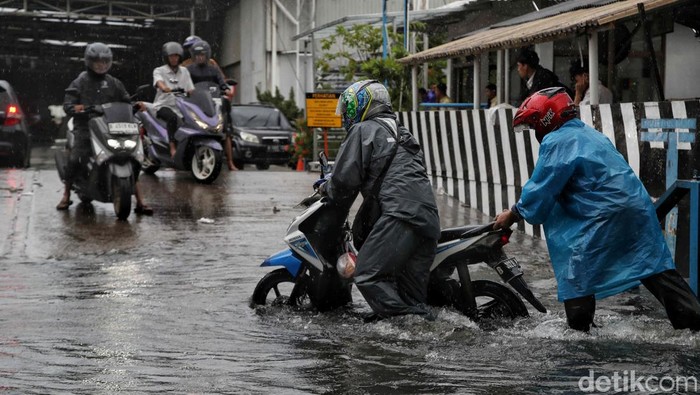 Pengendara Motor Nekat Terobos Banjir di Tanjung Priok Sejumlah pengendara motor nekat melintas di area banjir kawasan Jalan Gaya Motor , Sungai Bambu, Tanjung Priok, Kamis (29/2/2024).