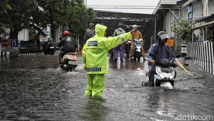 Sejumlah pengendara motor nekat melintas di area banjir kawasan Jalan Gaya Motor , Sungai Bambu, Tanjung Priok,  Kamis (29/2/2024).