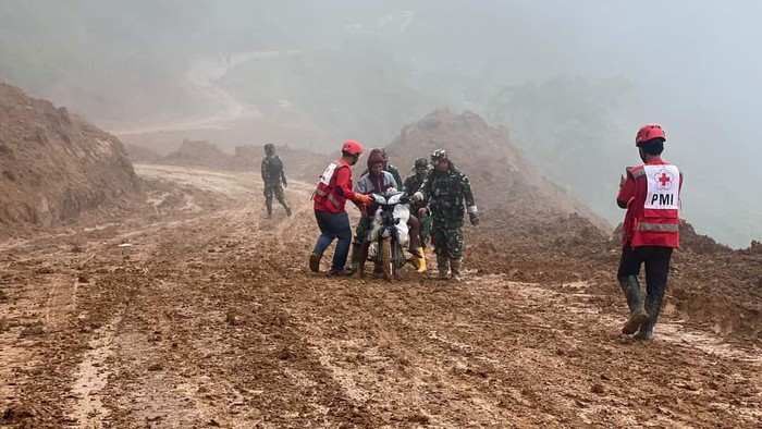 Pengendara sudah dapat mengakses jalan Poros Palopo-Luwu dibantu TNI.