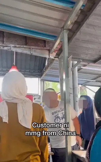 Un vendedor ambulante de comida es bueno con los chinos y sorprende a los compradores.