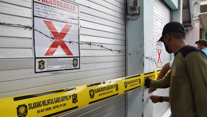 Penyegelan ulang kios di Jalan Kutisari Selatan Surabaya yang dibuka paksa oleh pedagang.