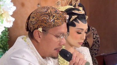 8 Foto Pernikahan Angga Malik & DEssentials, Menawan Pakai Adat Jawa & Sunda