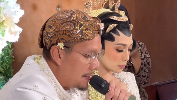 8 Foto Pernikahan Angga Malik & DEssentials, Menawan Pakai Adat Jawa & Sunda