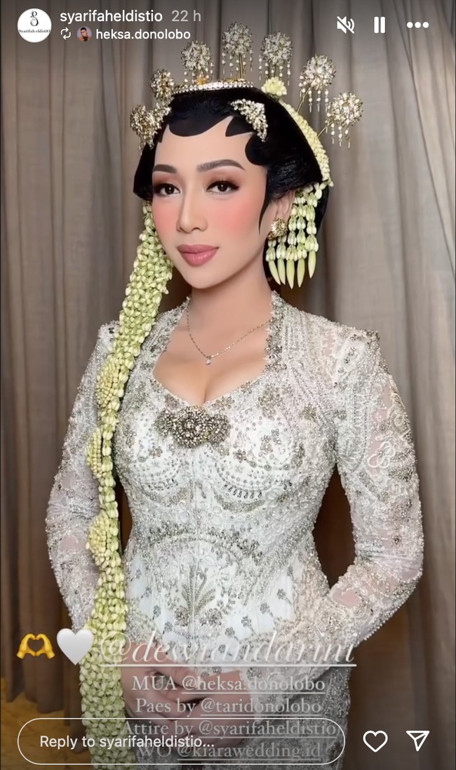 Ririn tampil cantik dengan riasan dari MUA Diheksa Yuliadi. Tampil jadi pengantin Jawa saat akad nikah, Ririn juga melengkap penampilannya dengan roncean melati, paes, serta cunduk mentul yang merupakan mahkota pengantin adat Jawa. Foto: Instagram/@syarifaheldistio