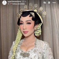 Ririn tampil cantik dengan riasan dari MUA Diheksa Yuliadi. Tampil jadi pengantin Jawa saat akad nikah, Ririn juga melengkap penampilannya dengan roncean melati, paes, serta cunduk mentul yang merupakan mahkota pengantin adat Jawa. Foto: Instagram/@syarifaheldistio