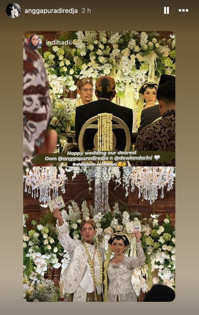 Dari video yang diunggah ke media sosial Angga tampak berhasil mengucapkan ijab kabul hanya dalam sekali tarikan napas. Angga juga memberikan mas kawin berupa perhiasan emas seberat 53 gram. Foto: Instagram/@anggapuradiredja