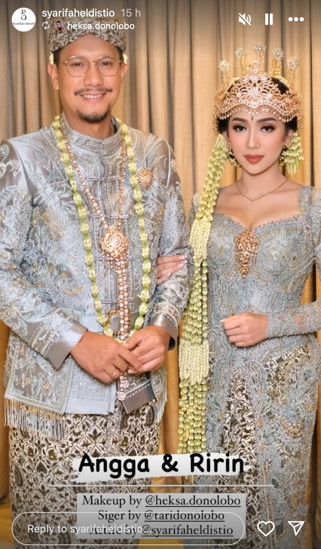 Setelah resmi menikah keduanya juga menggelar acara resepsi. Berbeda dengan akad, kali ini keduanya tampil mengenakan pakaian pengantin adat Sunda berwarna abu-abu dengan aksen biru muda. Foto: Instagram/@syarifaheldistio