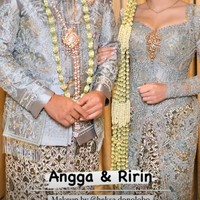 Setelah resmi menikah keduanya juga menggelar acara resepsi. Berbeda dengan akad, kali ini keduanya tampil mengenakan pakaian pengantin adat Sunda berwarna abu-abu dengan aksen biru muda. Foto: Instagram/@syarifaheldistio