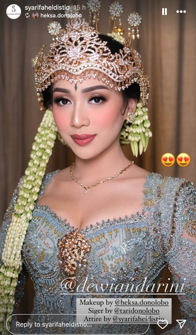 Tampil menawan, Ririn tampak mengenakan kebaya yang dilengkapi dengan siger Sunda di kepalanya. Untuk mempercantik penampilannya Ririn juga menambahkan sepasang giwang di telinga dan kalung simpel berwarna emas di lehernya. Foto: Instagram/@syarifaheldistio