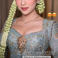 Tampil menawan, Ririn tampak mengenakan kebaya yang dilengkapi dengan siger Sunda di kepalanya. Untuk mempercantik penampilannya Ririn juga menambahkan sepasang giwang di telinga dan kalung simpel berwarna emas di lehernya. Foto: Instagram/@syarifaheldistio