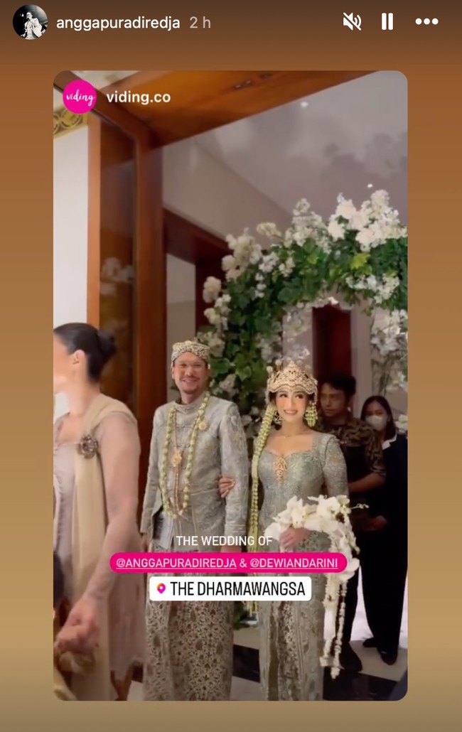 Berlokasi di The Dharmawangsa, resepsi pernikahan Angga dan Ririn ramai dihadiri oleh keluarga dan para kerabatnya. Dalam foto terlihat Angga dan Ririn yang begitu bahagia ketika berjalan bersama memasuki ruangan tempat resepsi. Foto: Instagram/@anggapuradiredja