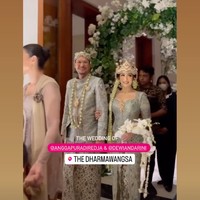 Berlokasi di The Dharmawangsa, resepsi pernikahan Angga dan Ririn ramai dihadiri oleh keluarga dan para kerabatnya. Dalam foto terlihat Angga dan Ririn yang begitu bahagia ketika berjalan bersama memasuki ruangan tempat resepsi. Foto: Instagram/@anggapuradiredja