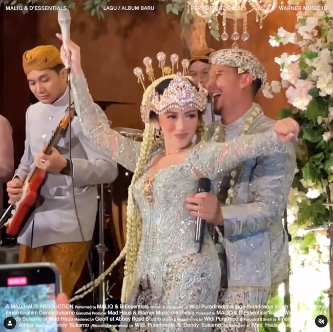 Suasana semakin heboh kala kedua mempelai berjoget bersama. Angga sendiri diketahui sebelumnya sudah pernah menikah dengan Melanie Putria selama kurang lebih 8 tahun. Keduanya kemudian memutuskan bercerai pada tahun 2019. Foto: Instagram/@maliqmusic