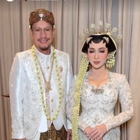 Setelah menggelar lamaran pada Desember 2023, Angga Puradireja yang merupakan vokalis Malik & D’Essentials kini telah resmi menikah dengan Dewi Andarini. Dewi Andarini sendiri rupanya merupaakan adik ipar Rian vokalis band D’Masiv. Foto: Instagram/@syarifaheldistio