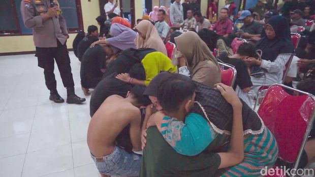 Pesilat Lamongan saat dijemput orang tuanya di kantor polisi