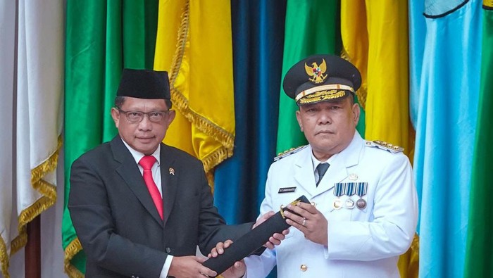 Pj Gubernur Riau SF Haryanto bersama Mendagri Tito Karnavian usai dilantik
