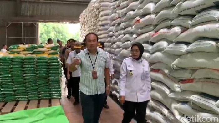 Pj Wali Kota Jambi, Sri Purwaningsih saat meninjau stok beras di gudang Bulog di Kota Jambi.