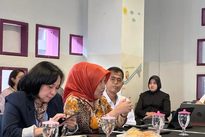 Plh Deputi Bidang Perlindungan Khusus Anak KemenPPPA Rini Handayani (kedua kiri) saat menghadiri pertemuan terbatas dengan pihak sekolah di Serpong, Tangerang, Banten.