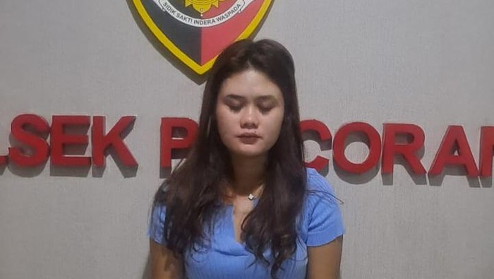 Polisi menangkap wanita asisten rumah tangga (ART) di Jaksel, yang diduga membobol ATM majikannya hingga puluhan juta rupiah. Pelaku pindah-pindah tempat. (dok Ist)