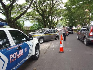 Mobil di Gowa Tabrak Pohon gegara Hindari Pemotor, Polisi Evakuasi