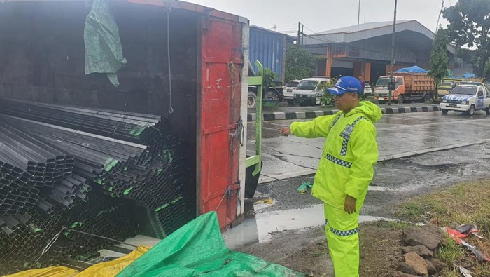 Polisi saat melakukan evakuasi truk yang mengalami kecelakaan di Lingkar Timur Kudus, Kamis (29/2/2024).