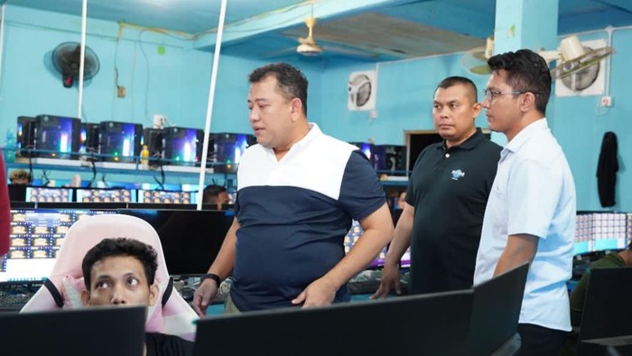 Polisi saat menggerebek satu dari dua markas judi online di Kota Dumai, Riau. (Dok Polda Riau)