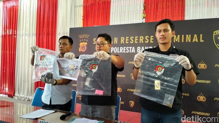 Polresta Banda Aceh memaparkan kasus pembunuhan Evy Marina Amaliawati, yang ditemukan tewas bersimbah darah di kamar rumahnya. (Agus Setyadi/detikSumut)