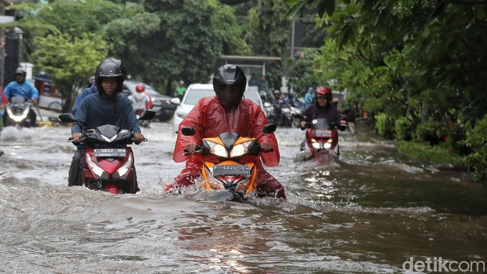 Sejumlah kendaraan melintas di kawasan perumahan Mitra Gading Villa, Kelapa Gading, Jakarta Utara, kamis (29/2/2024).  Banjir tersebut terjadi sejak subuh hingga saat ini.
