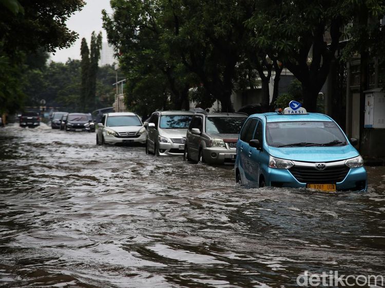 Potret Banjir Rendam Kawasan Elit Kelapa Gading
