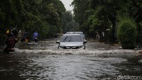 Badan Penanggulangan Bencana Daerah DKI Jakarta (BPBD DKI) melaporkan kenaikan tinggi muka air di Pintu Air Pulogadung berstatus Siaga III. Enam wilayah diimbau mewaspadai banjir.