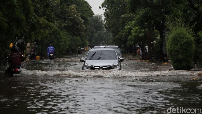 Sejumlah kendaraan melintas di kawasan perumahan Mitra Gading Villa, Kelapa Gading, Jakarta Utara, kamis (29/2/2024).  Banjir tersebut terjadi sejak subuh hingga saat ini.
