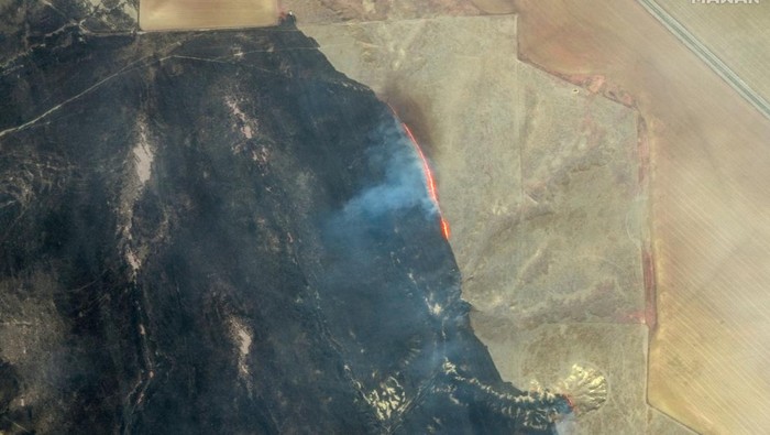 A satellite view of an active fire line and burn scars from the Smokehouse Creek wildfire northwest of Miami, Texas, U.S. February 28, 2024.    Maxar Technologies/Handout via REUTERS    THIS IMAGE HAS BEEN SUPPLIED BY A THIRD PARTY. NO RESALES. NO ARCHIVES. MANDATORY CREDIT. DO NOT OBSCURE LOGO