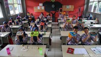 Dalam konferensi persnya, Airlangga mengatakan senang simulasi program makan siang gratis ini dilaksanakan pada hari ini.
