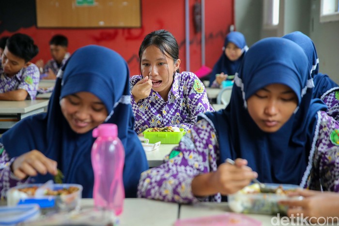 Sejumlah siswa/i SMPN 2 Curug, Kabupaten Tangerang, mengikuti simulasi makan siang gratis, Kamis (29/2/2024). Simulasi ini dilihat langsung oleh Menteri Koordinator bidang Perekonomian Airlangga Hartarto.