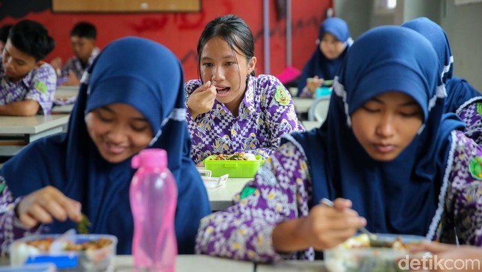 Sejumlah siswa/i SMPN 2 Curug, Kabupaten Tangerang, mengikuti simulasi makan siang gratis, Kamis (29/2/2024). Simulasi ini dilihat langsung oleh Menteri Koordinator bidang Perekonomian Airlangga Hartarto.