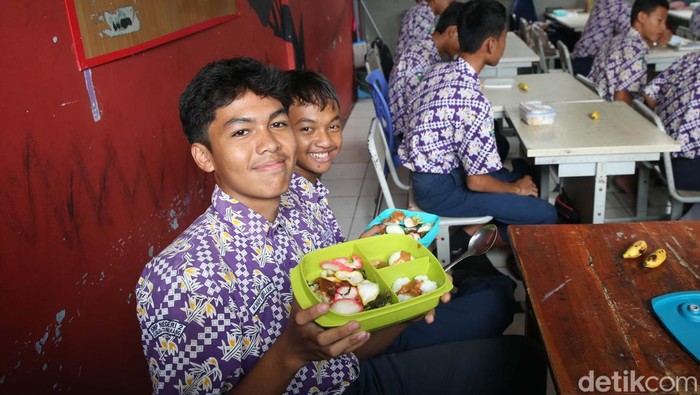 Sejumlah siswa/i SMPN 2 Curug, Kabupaten Tangerang, mengikuti simulasi makan siang gratis, Kamis (29/2/2024). Simulasi ini dilihat langsung oleh Menteri Koordinator bidang Perekonomian Airlangga Hartarto.