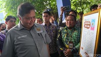 Airlangga tiba di lokasi SMPN 2 Curug, Kamis (29/2/2024), sekitar pukul 11.00 WIB. Simulasi program makan siang gratis yang diusung calon presiden (capres) dan calon wakil presiden (cawapres) nomor urut 02, Prabowo Subianto-Gibran Rakabuming melibatkan empat kelas SMP.