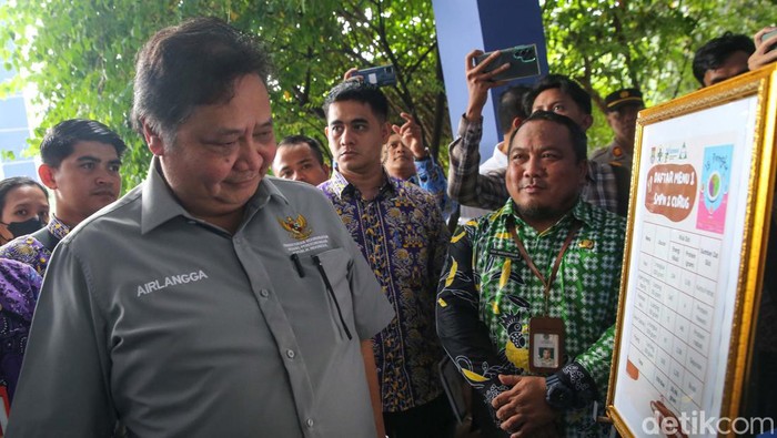 Sejumlah siswa/i SMPN 2 Curug, Kabupaten Tangerang, mengikuti simulasi makan siang gratis, Kamis (29/2/2024). Simulasi ini dilihat langsung oleh Menteri Koordinator bidang Perekonomian Airlangga Hartarto.
