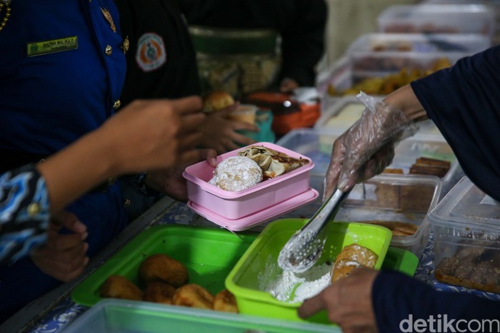 Sejumlah siswa/i SMPN 2 Curug, Kabupaten Tangerang, mengikuti simulasi makan siang gratis, Kamis (29/2/2024). Simulasi ini dilihat langsung oleh Menteri Koordinator bidang Perekonomian Airlangga Hartarto.