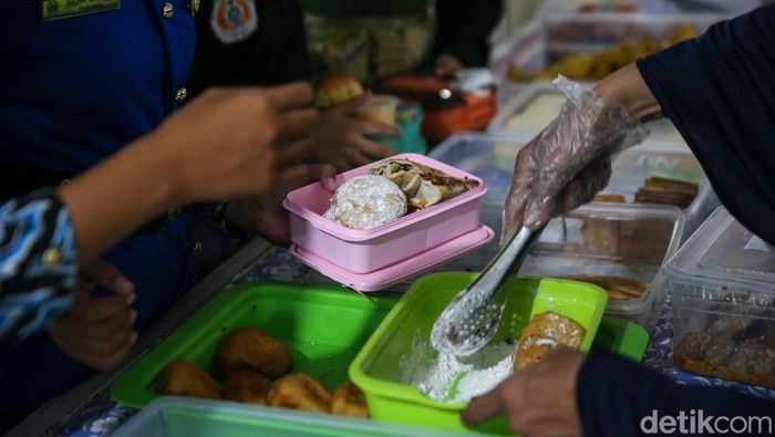 Sejumlah siswa/i SMPN 2 Curug, Kabupaten Tangerang, mengikuti simulasi makan siang gratis, Kamis (29/2/2024). Simulasi ini dilihat langsung oleh Menteri Koordinator bidang Perekonomian Airlangga Hartarto.