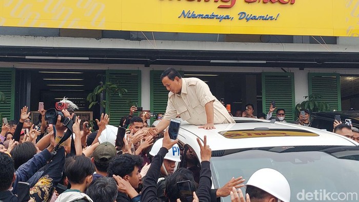 Prabowo Subianto Saat Jajan di Kedai Bakso Mang Uka Milik Dudung Abdurachman