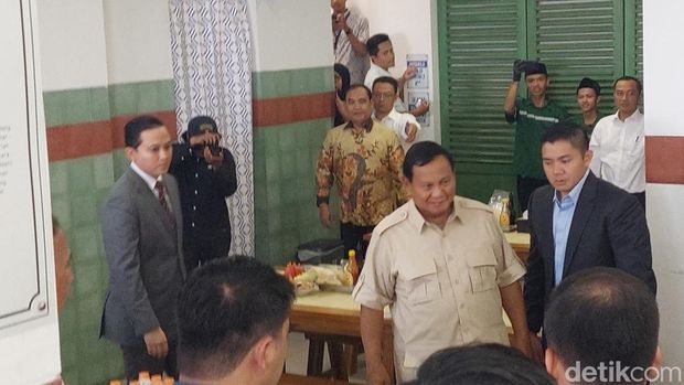 Prabowo Subianto Saat Jajan di Kedai Bakso Mang Uka Milik Dudung Abdurachman