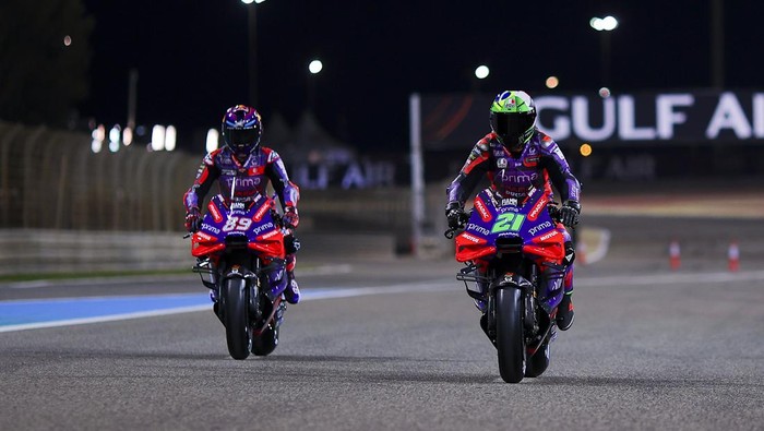 BAHRAIN, BAHRAIN - FEBRUARY 28: Jorge Martin of Spain and Prima Pramac Racing and Franco Morbidelli of Italy and Prima Pramac Racing ride the his new bike during previews ahead of the F1 Grand Prix of Bahrain at Bahrain International Circuit on February 28, 2024 in Bahrain, Bahrain. (Photo by Eric Alonso/Getty Images)